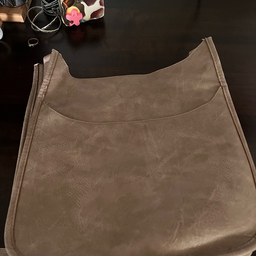 Leather bag with changeable straps (strap not included)
